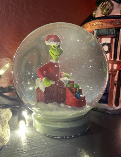 Grinch-Themed Snow Globe Builds